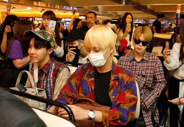 Cựu sasaeng lần đầu tiết lộ hành vi bệnh hoạn của hội fan cuồng khi ngồi cạnh BTS trên máy bay Cựu sasaeng lần đầu tiết lộ hành vi bệnh hoạn của hội fan cuồng khi ngồi cạnh BTS trên máy bay
