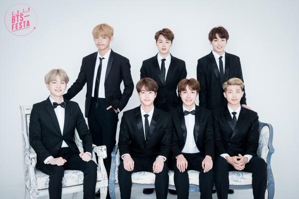Cựu sasaeng lần đầu tiết lộ hành vi bệnh hoạn của hội fan cuồng khi ngồi cạnh BTS trên máy bay Cựu sasaeng lần đầu tiết lộ hành vi bệnh hoạn của hội fan cuồng khi ngồi cạnh BTS trên máy bay