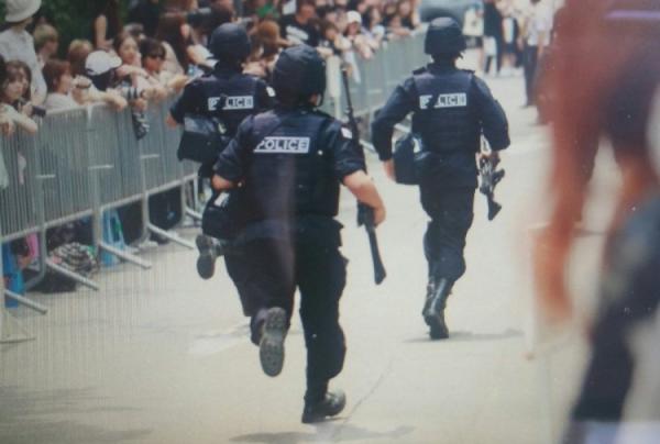 Những lần sasaeng fan khiến K-Pop chìm trong ác mộng: Bắt cóc, rao bán quần lót, gửi huyết thư Những lần sasaeng fan khiến K-Pop chìm trong ác mộng: Bắt cóc, rao bán quần lót, gửi huyết thư