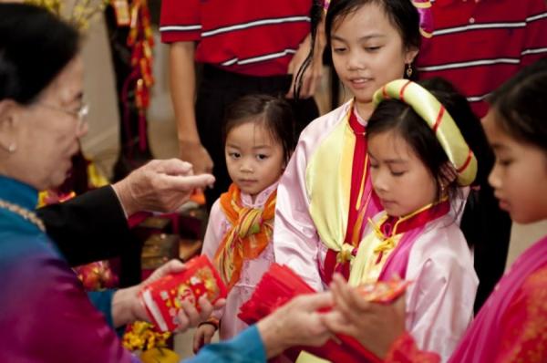 Chuyện lì xì ngày Tết: Nét văn hóa hay nỗi ám ảnh? Chuyện lì xì ngày Tết: Nét văn hóa hay nỗi ám ảnh?