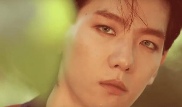 8 nam thần K-Pop tôn vinh vẻ đẹp phi giới tính khi trang điểm đậm 8 nam thần K-Pop tôn vinh vẻ đẹp phi giới tính khi trang điểm đậm