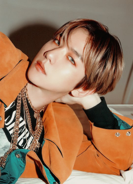 8 nam thần K-Pop tôn vinh vẻ đẹp phi giới tính khi trang điểm đậm 8 nam thần K-Pop tôn vinh vẻ đẹp phi giới tính khi trang điểm đậm