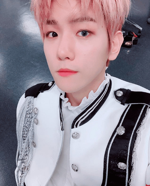 8 nam thần K-Pop tôn vinh vẻ đẹp phi giới tính khi trang điểm đậm 8 nam thần K-Pop tôn vinh vẻ đẹp phi giới tính khi trang điểm đậm
