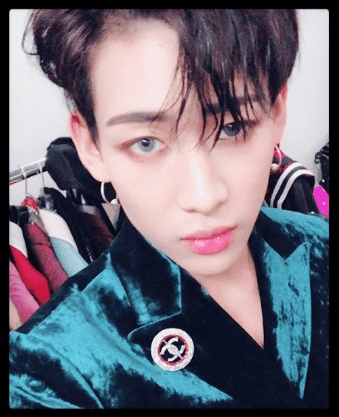 8 nam thần K-Pop tôn vinh vẻ đẹp phi giới tính khi trang điểm đậm 8 nam thần K-Pop tôn vinh vẻ đẹp phi giới tính khi trang điểm đậm