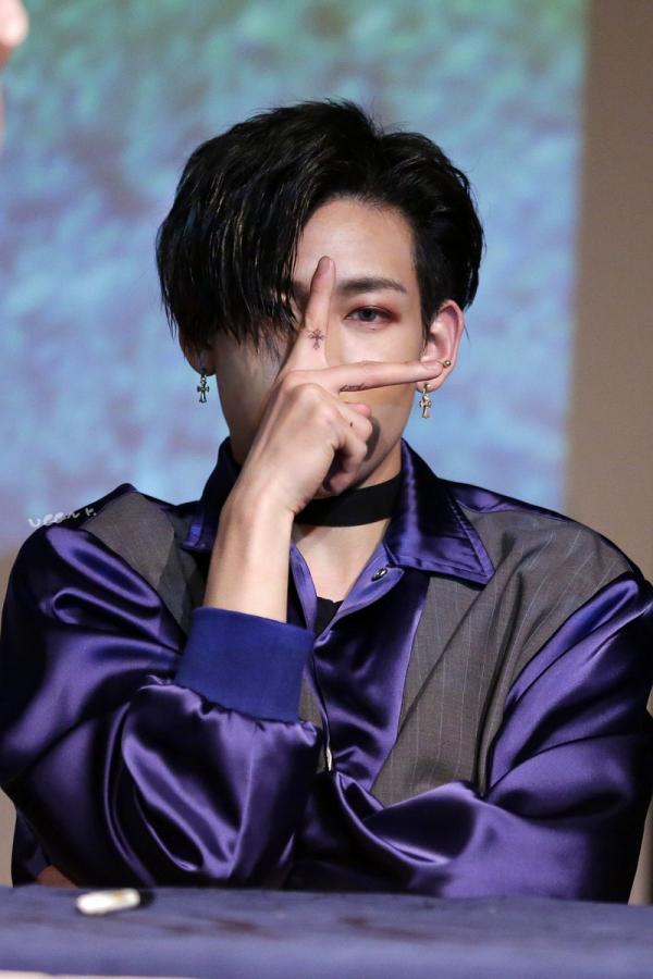 8 nam thần K-Pop tôn vinh vẻ đẹp phi giới tính khi trang điểm đậm 8 nam thần K-Pop tôn vinh vẻ đẹp phi giới tính khi trang điểm đậm