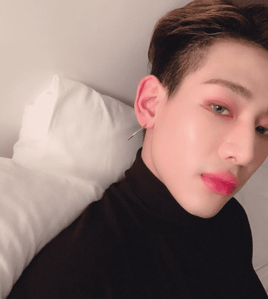 8 nam thần K-Pop tôn vinh vẻ đẹp phi giới tính khi trang điểm đậm 8 nam thần K-Pop tôn vinh vẻ đẹp phi giới tính khi trang điểm đậm