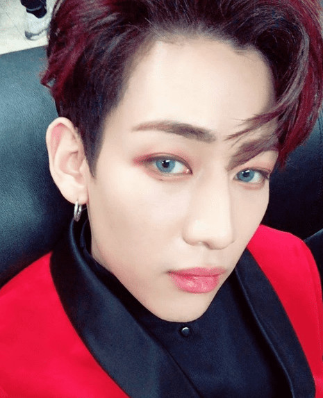 8 nam thần K-Pop tôn vinh vẻ đẹp phi giới tính khi trang điểm đậm 8 nam thần K-Pop tôn vinh vẻ đẹp phi giới tính khi trang điểm đậm