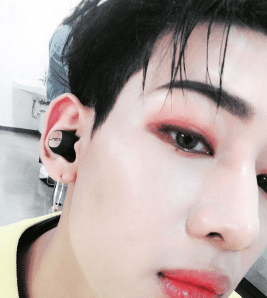 8 nam thần K-Pop tôn vinh vẻ đẹp phi giới tính khi trang điểm đậm 8 nam thần K-Pop tôn vinh vẻ đẹp phi giới tính khi trang điểm đậm
