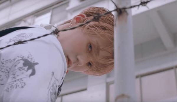 8 nam thần K-Pop tôn vinh vẻ đẹp phi giới tính khi trang điểm đậm 8 nam thần K-Pop tôn vinh vẻ đẹp phi giới tính khi trang điểm đậm