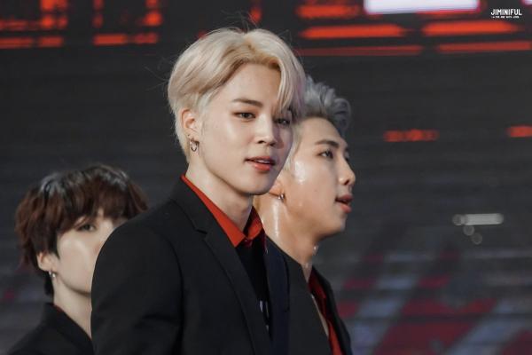 8 nam thần K-Pop tôn vinh vẻ đẹp phi giới tính khi trang điểm đậm 8 nam thần K-Pop tôn vinh vẻ đẹp phi giới tính khi trang điểm đậm