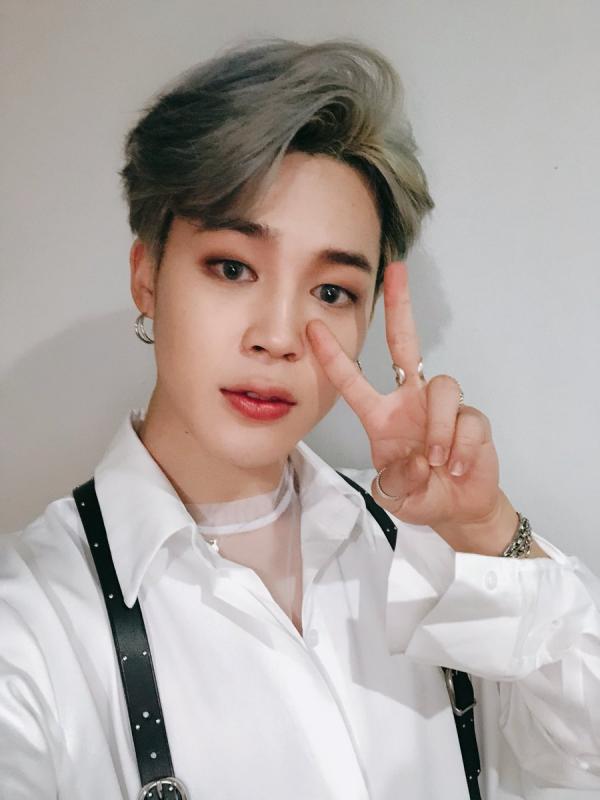 8 nam thần K-Pop tôn vinh vẻ đẹp phi giới tính khi trang điểm đậm 8 nam thần K-Pop tôn vinh vẻ đẹp phi giới tính khi trang điểm đậm