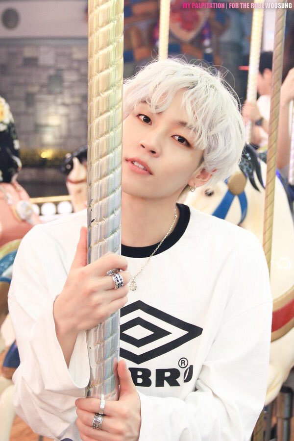 8 nam thần K-Pop tôn vinh vẻ đẹp phi giới tính khi trang điểm đậm 8 nam thần K-Pop tôn vinh vẻ đẹp phi giới tính khi trang điểm đậm
