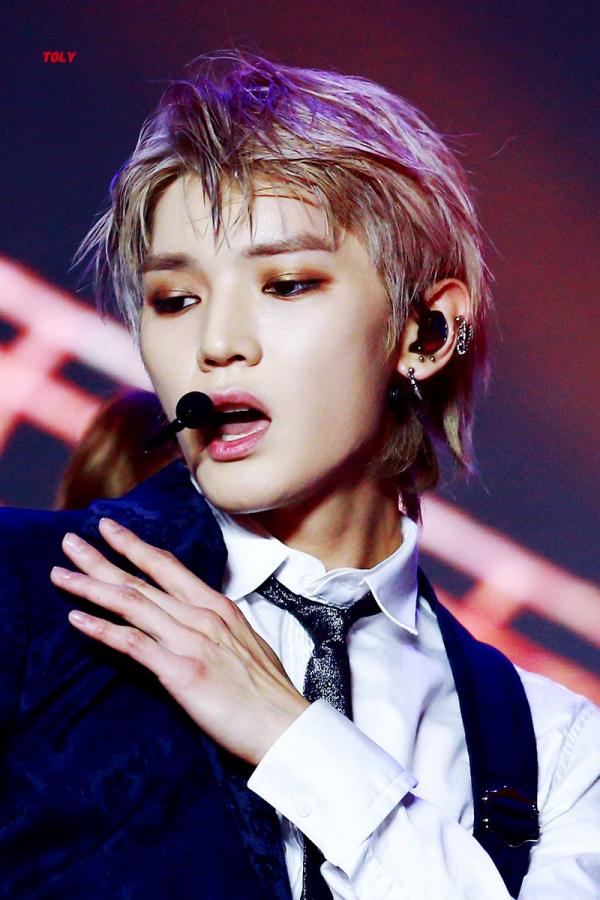 8 nam thần K-Pop tôn vinh vẻ đẹp phi giới tính khi trang điểm đậm 8 nam thần K-Pop tôn vinh vẻ đẹp phi giới tính khi trang điểm đậm