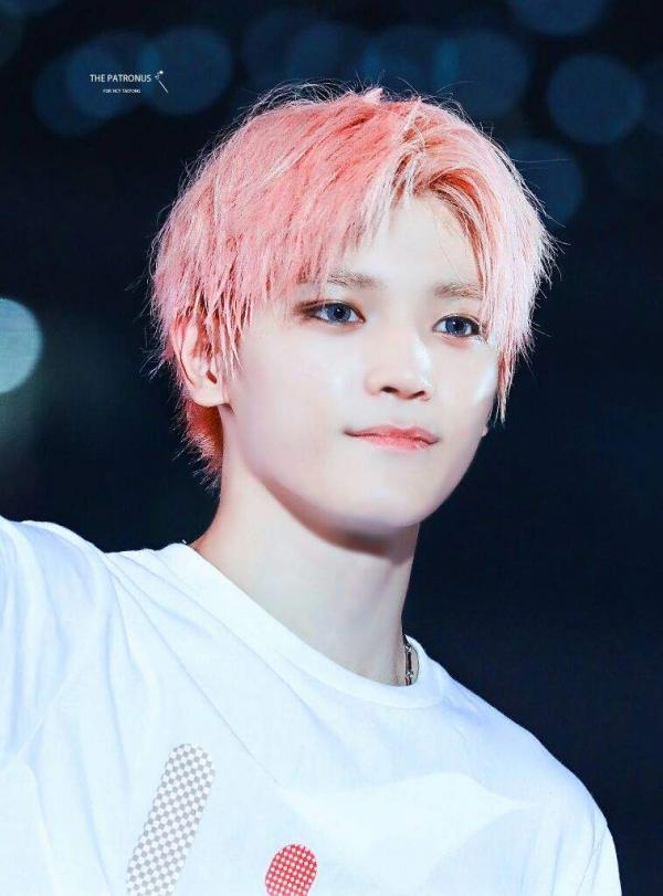 8 nam thần K-Pop tôn vinh vẻ đẹp phi giới tính khi trang điểm đậm 8 nam thần K-Pop tôn vinh vẻ đẹp phi giới tính khi trang điểm đậm