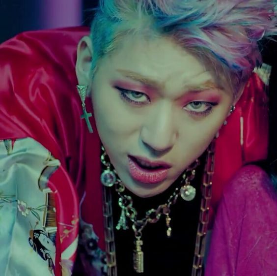 8 nam thần K-Pop tôn vinh vẻ đẹp phi giới tính khi trang điểm đậm 8 nam thần K-Pop tôn vinh vẻ đẹp phi giới tính khi trang điểm đậm