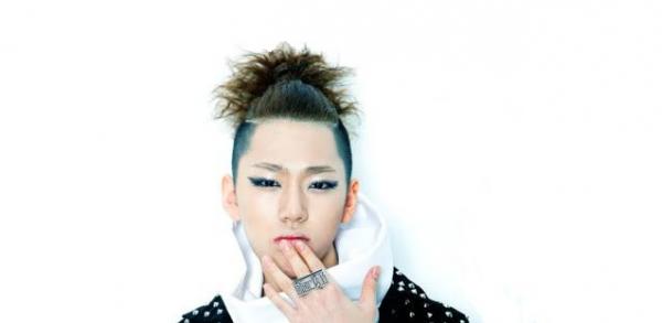 8 nam thần K-Pop tôn vinh vẻ đẹp phi giới tính khi trang điểm đậm 8 nam thần K-Pop tôn vinh vẻ đẹp phi giới tính khi trang điểm đậm