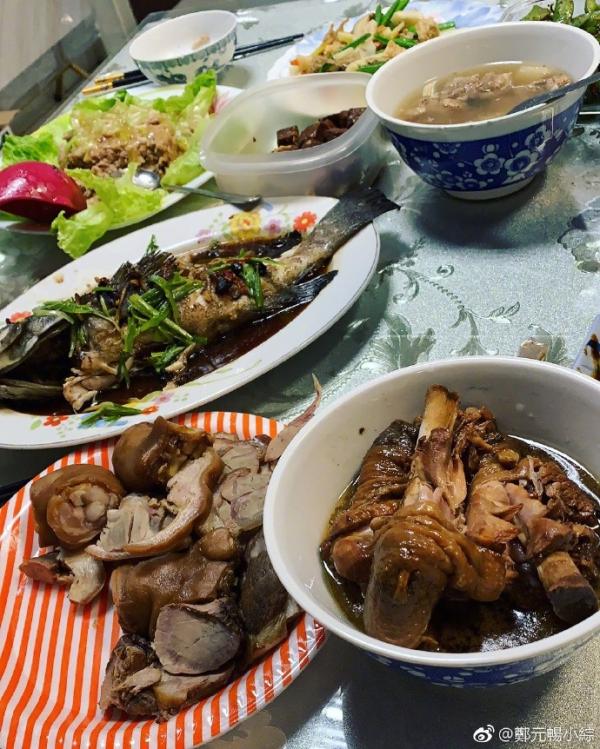 Bữa ăn ngày Tết của 'Nhuận Ngọc' La Vân Hi và dàn sao Hoa ngữ khiến dân tình choáng ngợp Bữa ăn ngày Tết của 'Nhuận Ngọc' La Vân Hi và dàn sao Hoa ngữ khiến dân tình choáng ngợp