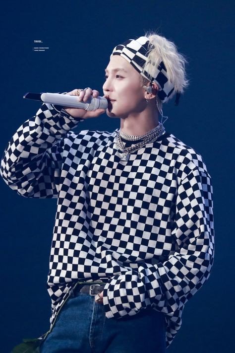 Fan của Mino (Winner) gây tranh cãi khi xé nát áo thần tượng, chia mỗi người một mảnh cầm về Fan của Mino (Winner) gây tranh cãi khi xé nát áo thần tượng, chia mỗi người một mảnh cầm về