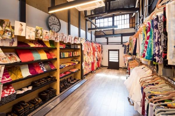 Thêm phụ kiện khăn trùm đầu dành cho phụ nữ Hồi giáo khi thuê Kimono ở Nhật Bản Thêm phụ kiện khăn trùm đầu dành cho phụ nữ Hồi giáo khi thuê Kimono ở Nhật Bản