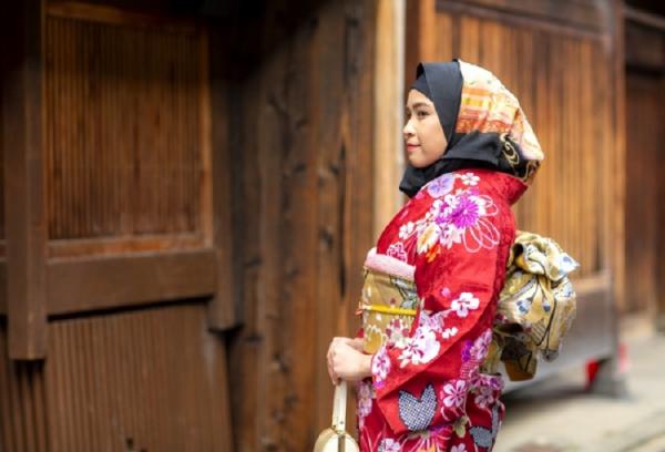 Thêm phụ kiện khăn trùm đầu dành cho phụ nữ Hồi giáo khi thuê Kimono ở Nhật Bản Thêm phụ kiện khăn trùm đầu dành cho phụ nữ Hồi giáo khi thuê Kimono ở Nhật Bản
