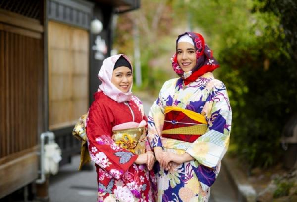 Thêm phụ kiện khăn trùm đầu dành cho phụ nữ Hồi giáo khi thuê Kimono ở Nhật Bản Thêm phụ kiện khăn trùm đầu dành cho phụ nữ Hồi giáo khi thuê Kimono ở Nhật Bản