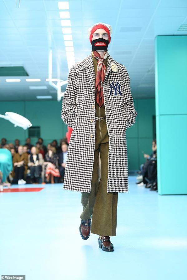 Gucci phải lên tiếng xin lỗi vì thiết kế áo mang hướng phân biệt chủng tộc của mình Gucci phải lên tiếng xin lỗi vì thiết kế áo mang hướng phân biệt chủng tộc của mình