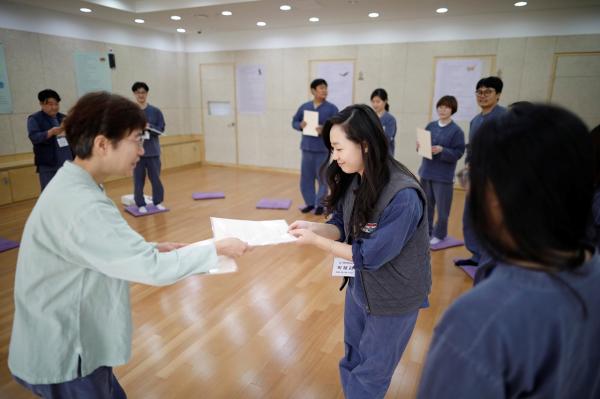 Logic của người Hàn Quốc: Bỏ cả đống tiền để được ‘đi tù’, thoát khỏi bể khổ ngoài xã hội Logic của người Hàn Quốc: Bỏ cả đống tiền để được ‘đi tù’, thoát khỏi bể khổ ngoài xã hội