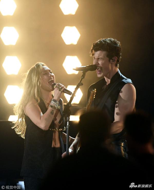 Liam Hemsworth nhập viện, không thể xem Miley Cyrus 'cháy' hết mình với Shawn Mendes tại Grammy Liam Hemsworth nhập viện, không thể xem Miley Cyrus 'cháy' hết mình với Shawn Mendes tại Grammy
