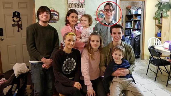 Khi mẹ bạn là một anti-vaxxer thì hãy ăn mừng sinh nhật tuổi 18 như chàng trai này Khi mẹ bạn là một anti-vaxxer thì hãy ăn mừng sinh nhật tuổi 18 như chàng trai này