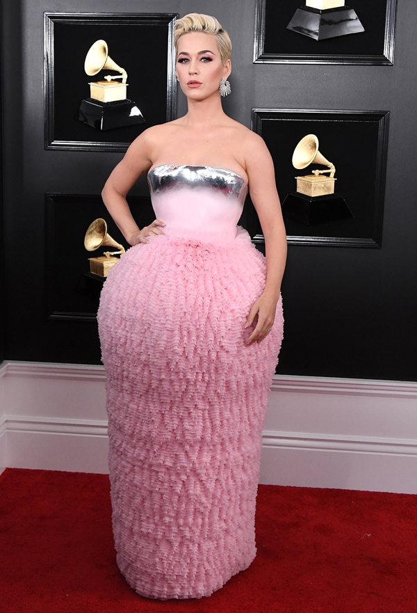 Sau Grammy 2019, Katy Perry lên ngôi 'Nữ hoàng meme' nhờ đầm hường kiểu búp bê cắm bánh sinh nhật Sau Grammy 2019, Katy Perry lên ngôi 'Nữ hoàng meme' nhờ đầm hường kiểu búp bê cắm bánh sinh nhật