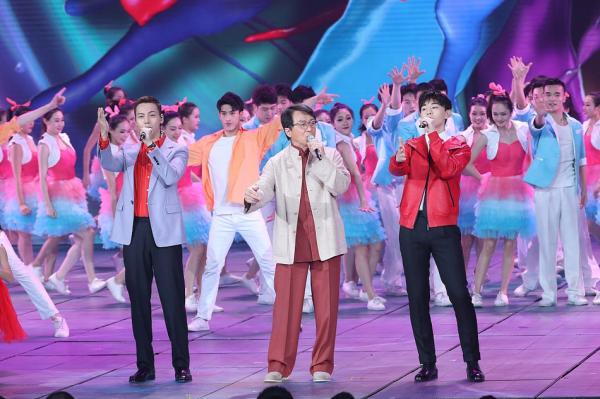Đặng Luân thăm họ hàng: Ấm lòng chuyện một ngôi sao đình đám trở thành niềm tự hào cho người dân quê Đặng Luân thăm họ hàng: Ấm lòng chuyện một ngôi sao đình đám trở thành niềm tự hào cho người dân quê