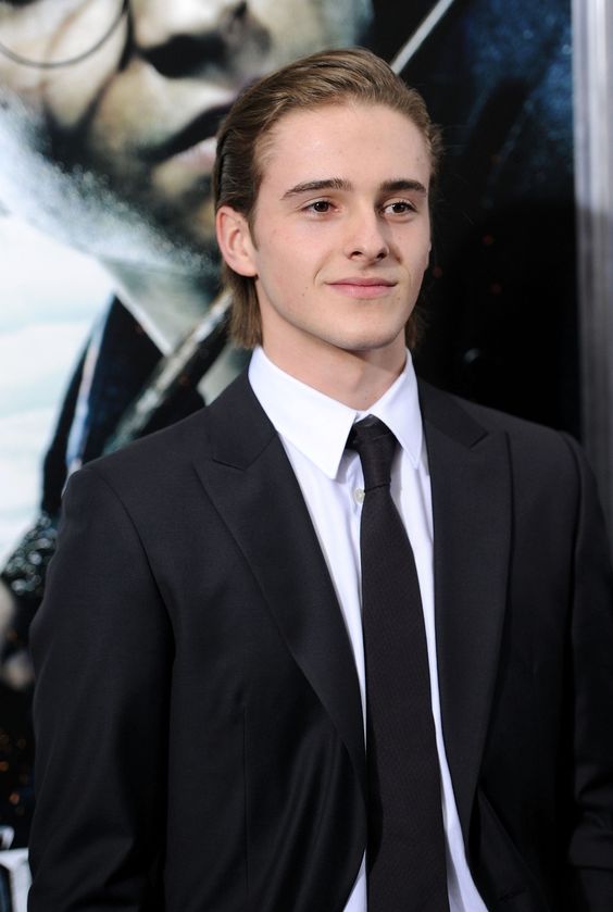 Nhan sắc của em trai của Emma Watson ngày ấy - bây giờ có gì mà dân Hàn sục sôi đến vậy? Nhan sắc của em trai của Emma Watson ngày ấy - bây giờ có gì mà dân Hàn sục sôi đến vậy?