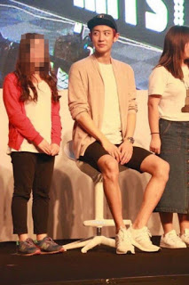 'Người khổng lồ' Chanyeol và nỗi khổ cả đời không được nằm ngủ thẳng chân trên giường 'Người khổng lồ' Chanyeol và nỗi khổ cả đời không được nằm ngủ thẳng chân trên giường
