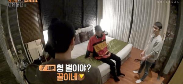 'Người khổng lồ' Chanyeol và nỗi khổ cả đời không được nằm ngủ thẳng chân trên giường 'Người khổng lồ' Chanyeol và nỗi khổ cả đời không được nằm ngủ thẳng chân trên giường