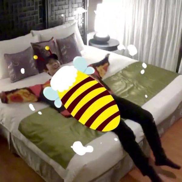 'Người khổng lồ' Chanyeol và nỗi khổ cả đời không được nằm ngủ thẳng chân trên giường 'Người khổng lồ' Chanyeol và nỗi khổ cả đời không được nằm ngủ thẳng chân trên giường