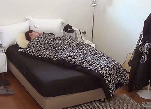 'Người khổng lồ' Chanyeol và nỗi khổ cả đời không được nằm ngủ thẳng chân trên giường 'Người khổng lồ' Chanyeol và nỗi khổ cả đời không được nằm ngủ thẳng chân trên giường