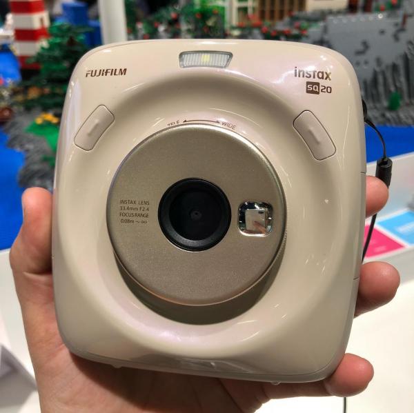 Fujifilm ra mắt máy ảnh lấy ngay mới cho phép bạn chọn ảnh và chỉnh sửa trước khi in Fujifilm ra mắt máy ảnh lấy ngay mới cho phép bạn chọn ảnh và chỉnh sửa trước khi in