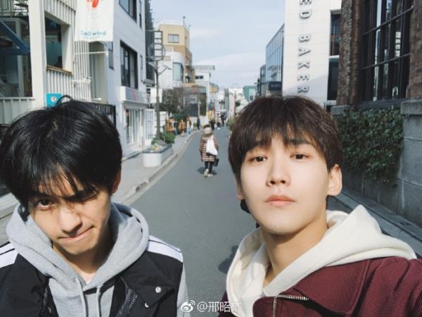 Bên nhau ngày Valentine chưa đủ, Tống Uy Long - Hình Chiêu Lâm lại 'đưa nhau đi trốn' ở Thái Lan Bên nhau ngày Valentine chưa đủ, Tống Uy Long - Hình Chiêu Lâm lại 'đưa nhau đi trốn' ở Thái Lan
