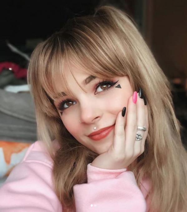 TikTok đang tạo ra thế hệ những cô gái trẻ E-girl với vẻ ngoài và cách sống khác biệt TikTok đang tạo ra thế hệ những cô gái trẻ E-girl với vẻ ngoài và cách sống khác biệt