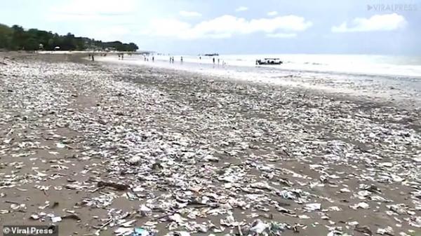 Bãi biển thiên đường của Bali bỗng chốc biến thành bãi rác khổng lồ Bãi biển thiên đường của Bali bỗng chốc biến thành bãi rác khổng lồ