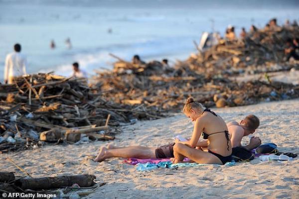 Bãi biển thiên đường của Bali bỗng chốc biến thành bãi rác khổng lồ Bãi biển thiên đường của Bali bỗng chốc biến thành bãi rác khổng lồ