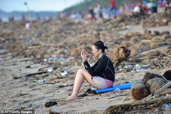 Bãi biển thiên đường của Bali bỗng chốc biến thành bãi rác khổng lồ Bãi biển thiên đường của Bali bỗng chốc biến thành bãi rác khổng lồ
