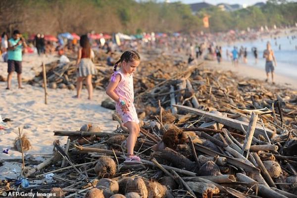 Bãi biển thiên đường của Bali bỗng chốc biến thành bãi rác khổng lồ Bãi biển thiên đường của Bali bỗng chốc biến thành bãi rác khổng lồ