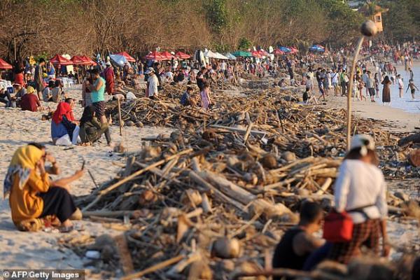 Bãi biển thiên đường của Bali bỗng chốc biến thành bãi rác khổng lồ Bãi biển thiên đường của Bali bỗng chốc biến thành bãi rác khổng lồ