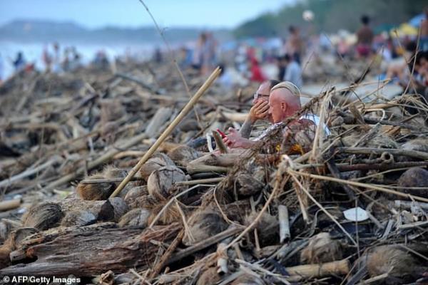 Bãi biển thiên đường của Bali bỗng chốc biến thành bãi rác khổng lồ Bãi biển thiên đường của Bali bỗng chốc biến thành bãi rác khổng lồ