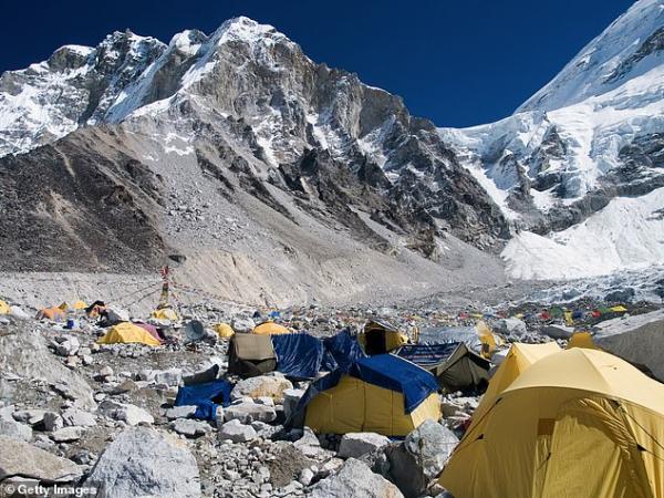 Trung Quốc hạn chế du khách đến khu cắm trại núi Everest vì ô nhiễm môi trường Trung Quốc hạn chế du khách đến khu cắm trại núi Everest vì ô nhiễm môi trường