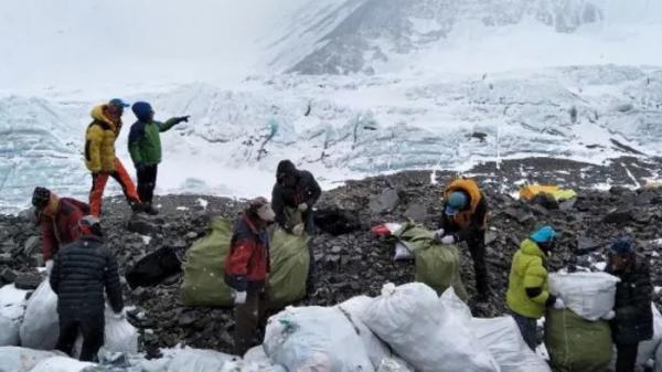 Trung Quốc hạn chế du khách đến khu cắm trại núi Everest vì ô nhiễm môi trường Trung Quốc hạn chế du khách đến khu cắm trại núi Everest vì ô nhiễm môi trường