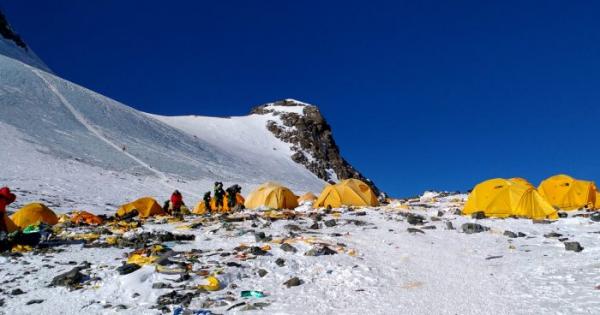 Trung Quốc hạn chế du khách đến khu cắm trại núi Everest vì ô nhiễm môi trường Trung Quốc hạn chế du khách đến khu cắm trại núi Everest vì ô nhiễm môi trường