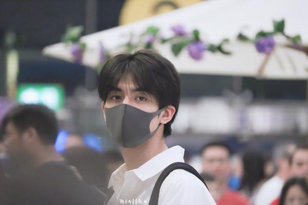 Bên nhau ngày Valentine chưa đủ, Tống Uy Long - Hình Chiêu Lâm lại 'đưa nhau đi trốn' ở Thái Lan Bên nhau ngày Valentine chưa đủ, Tống Uy Long - Hình Chiêu Lâm lại 'đưa nhau đi trốn' ở Thái Lan