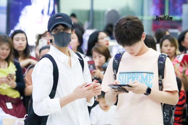 Bên nhau ngày Valentine chưa đủ, Tống Uy Long - Hình Chiêu Lâm lại 'đưa nhau đi trốn' ở Thái Lan Bên nhau ngày Valentine chưa đủ, Tống Uy Long - Hình Chiêu Lâm lại 'đưa nhau đi trốn' ở Thái Lan
